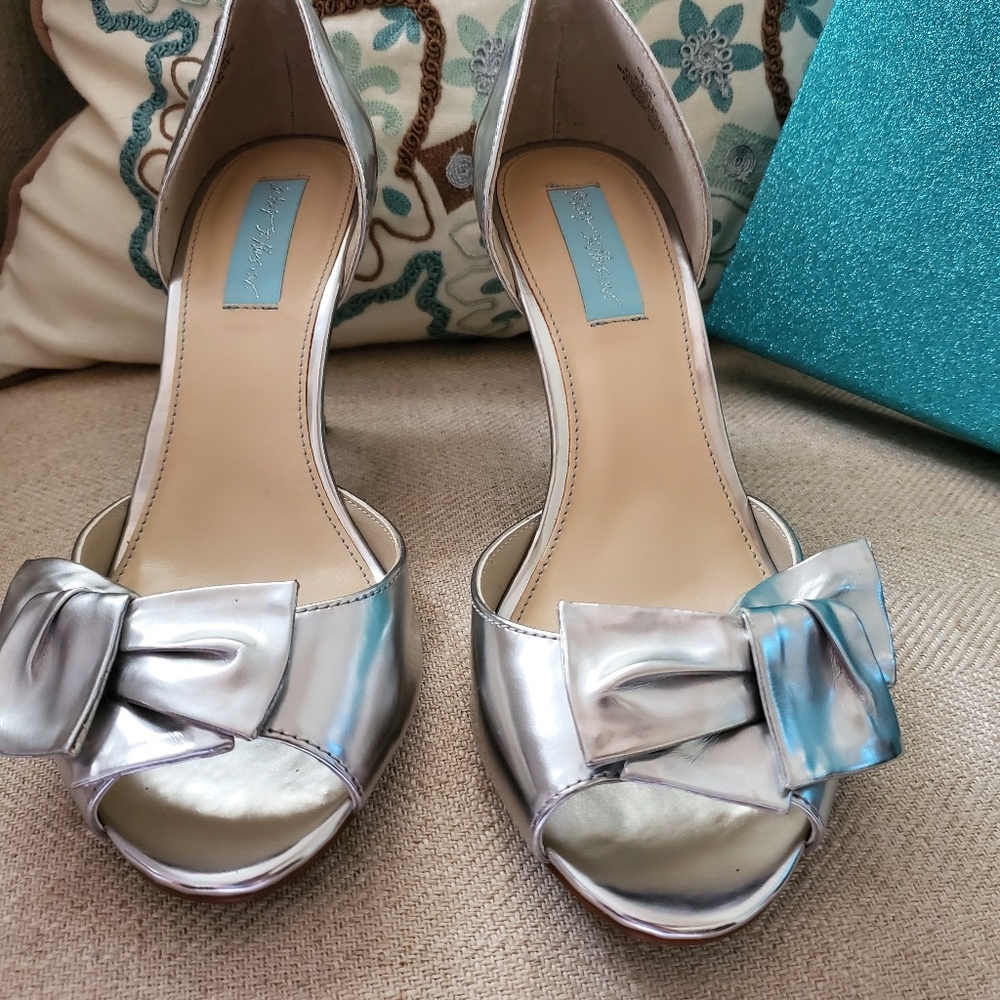 NWT, POLISHED SILVER BETSEY JOHNSON LEATHER SHOES.  Size 8.5 approx 3 inch heels - Picture 7 of 9
